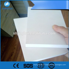 Film de protection de surface de panneau de mousse de PVC blanc imperméable Panneau de mousse de PVC à haute densité